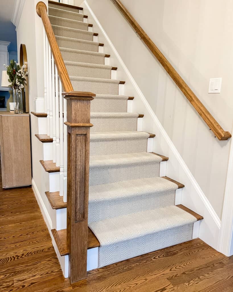 Stair case with a neutral stair runner